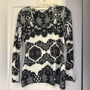 Cache black and white top